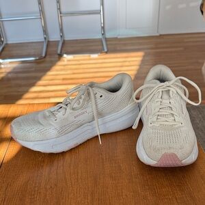Brooks Ghost Max 2